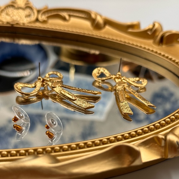 🆕 OSCAR DE LA RENTA 🧿 NWOT Runway Gold Bow Earrings - Picture 11 of 15